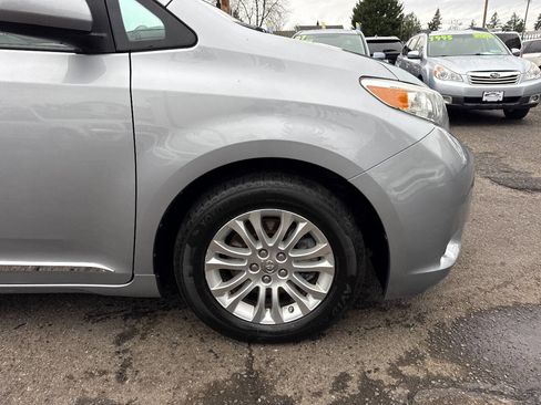 Used 2013 Toyota Sienna XLE image 12