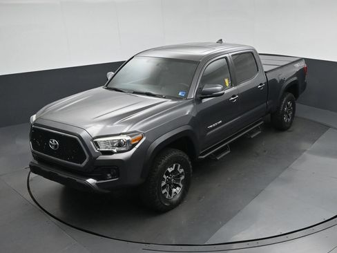 Used 2017 Toyota Tacoma TRD Off-Road w/ Premium & Technology Package AWD/4WD image 60