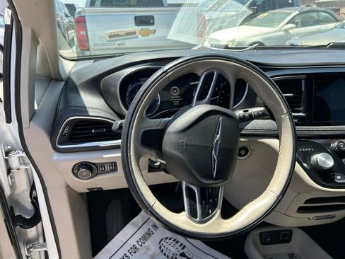 Used 2018 Chrysler Pacifica Limited FWD image 21