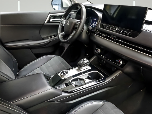Used 2025 Mitsubishi Outlander SE AWD/4WD image 29