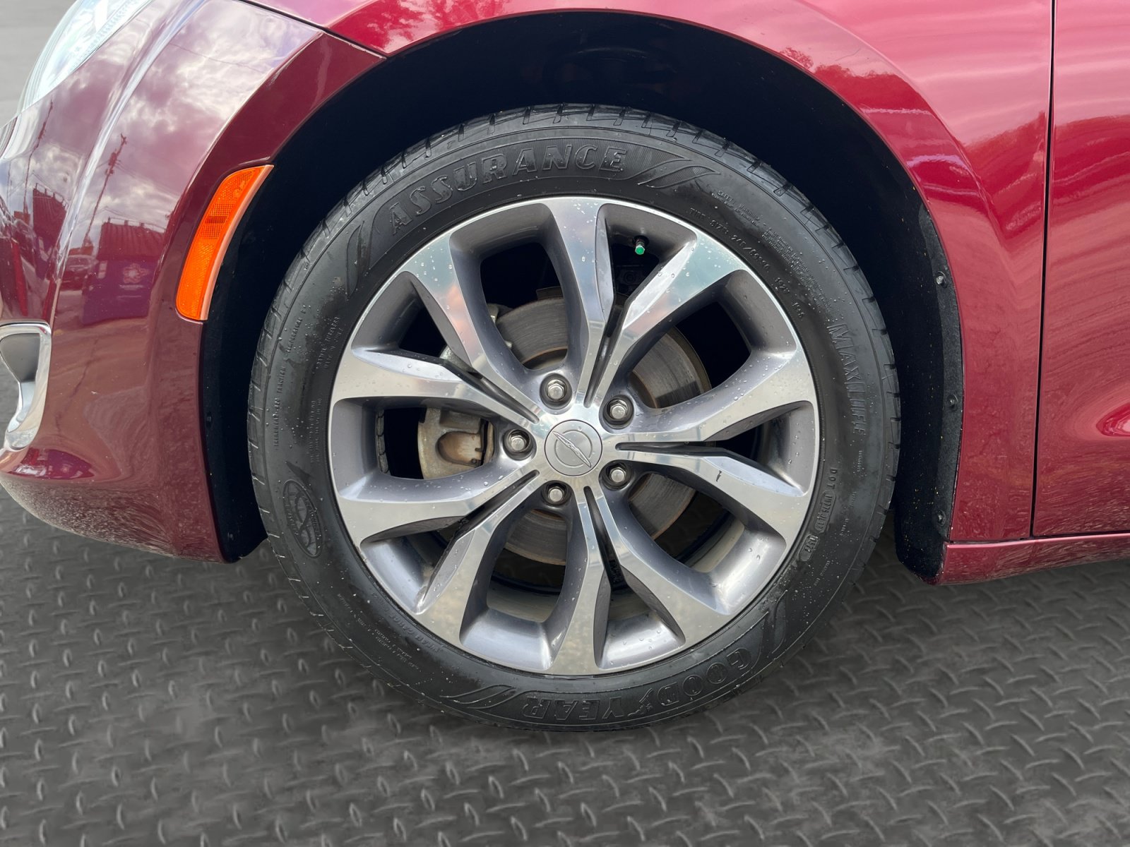 Used 2018 Chrysler Pacifica Limited w/ Tire & Wheel Group FWD image 16