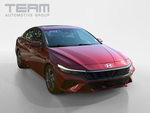 Used 2025 Hyundai Elantra SEL FWD image 1