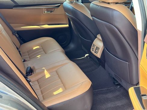 Used 2018 Lexus ES 350 w/ Luxury Package w/Wood Trim FWD image 15