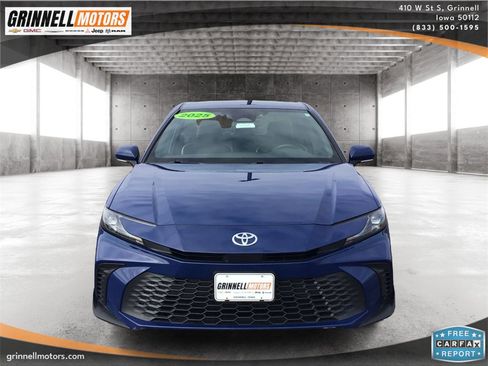 Used 2025 Toyota Camry SE image 2