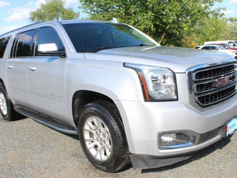 Used 2017 GMC Yukon XL SLT w/ Open Road Package AWD/4WD image 7