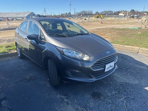 Used 2018 Ford Fiesta SE image 1