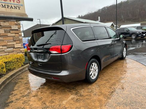 Used 2023 Chrysler Voyager LX image 5