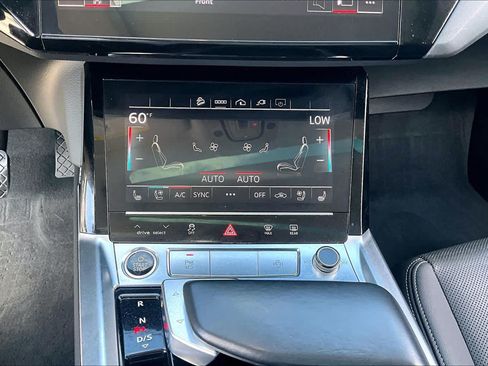 Used 2021 Audi e-tron Premium Plus w/ Premium Plus Package AWD/4WD image 32