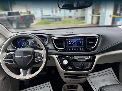Used 2019 Chrysler Pacifica Limited w/ Tire & Wheel Group FWD image 19