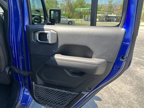 Used 2018 Jeep Wrangler Unlimited Sahara AWD/4WD image 31
