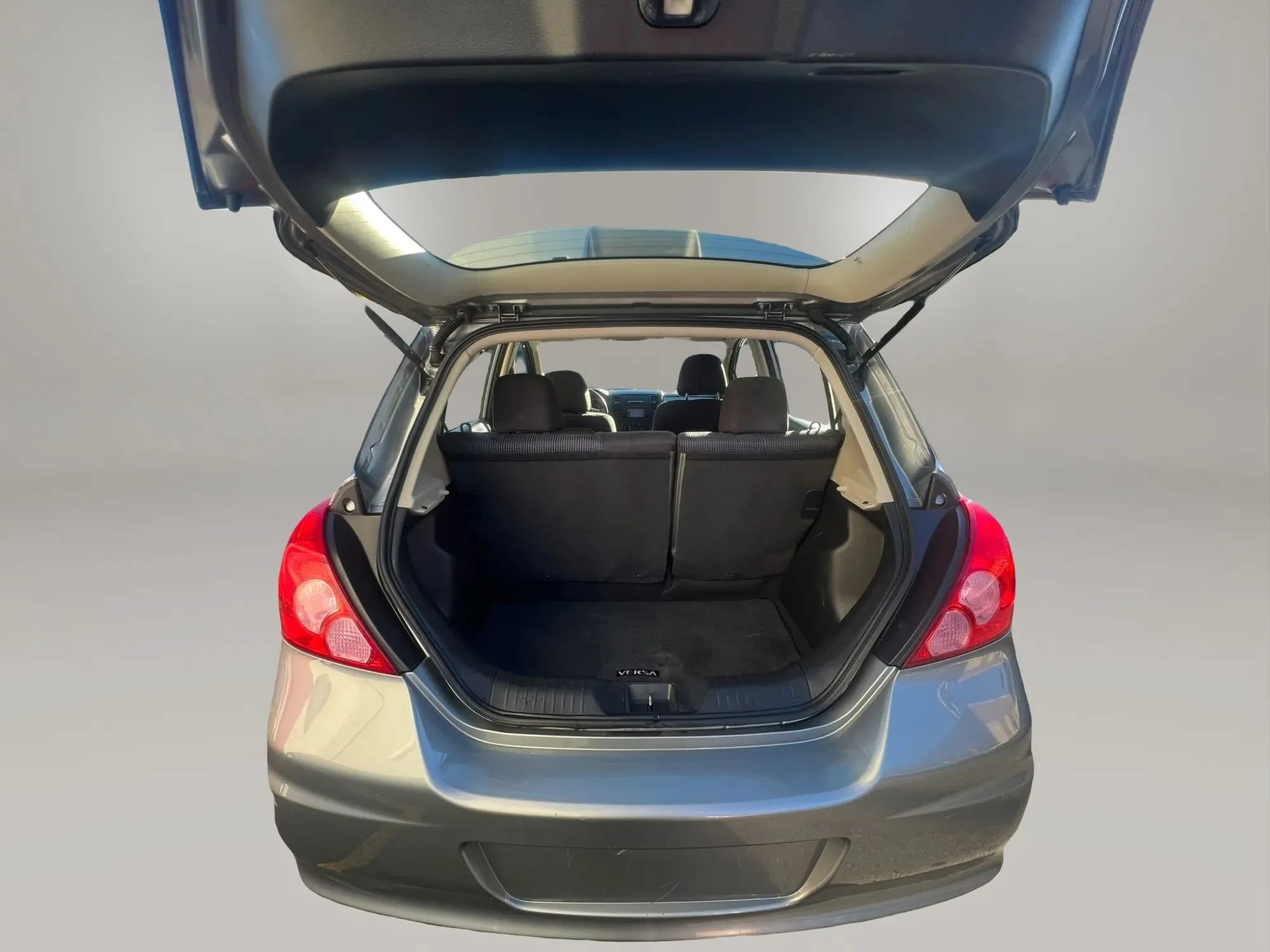 Used 2011 Nissan Versa Hatchback w/ Navigation/Satellite Pkg FWD image 9
