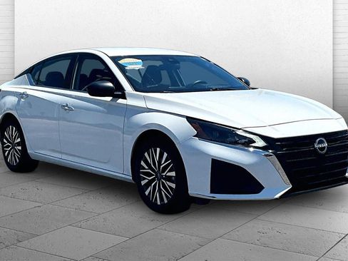 Used 2025 Nissan Altima 2.5 SV FWD image 1