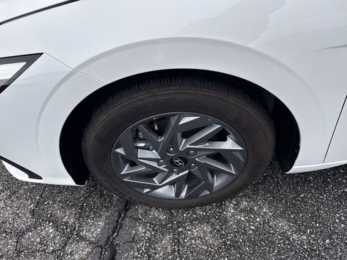 Used 2024 Hyundai Elantra SEL image 11