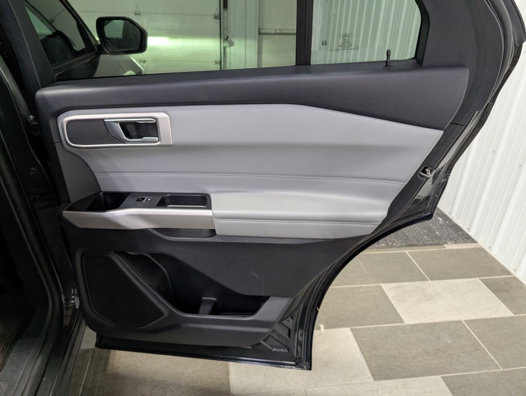 Used 2022 Ford Explorer XLT w/ Equipment Group 202A AWD/4WD image 25
