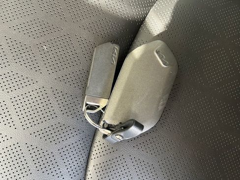 Used 2025 Kia Carnival FWD image 33