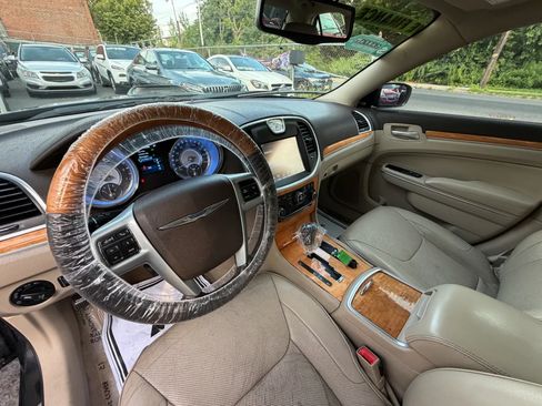 Used 2014 Chrysler 300 C RWD image 18