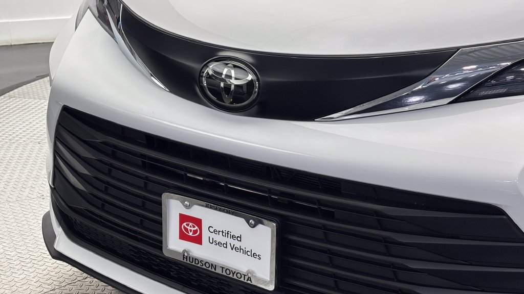 Certified 2026 Toyota Sienna LE FWD image 2