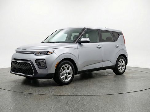 Used 2025 Kia Soul LX w/ LX Technology Package FWD image 3