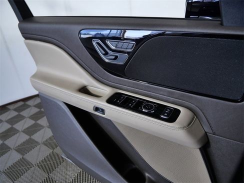 Used 2023 Lincoln Aviator AWD w/ Premium Package image 25