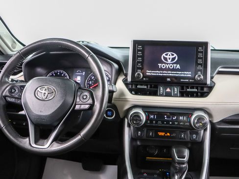Used 2021 Toyota RAV4 XLE Premium image 17