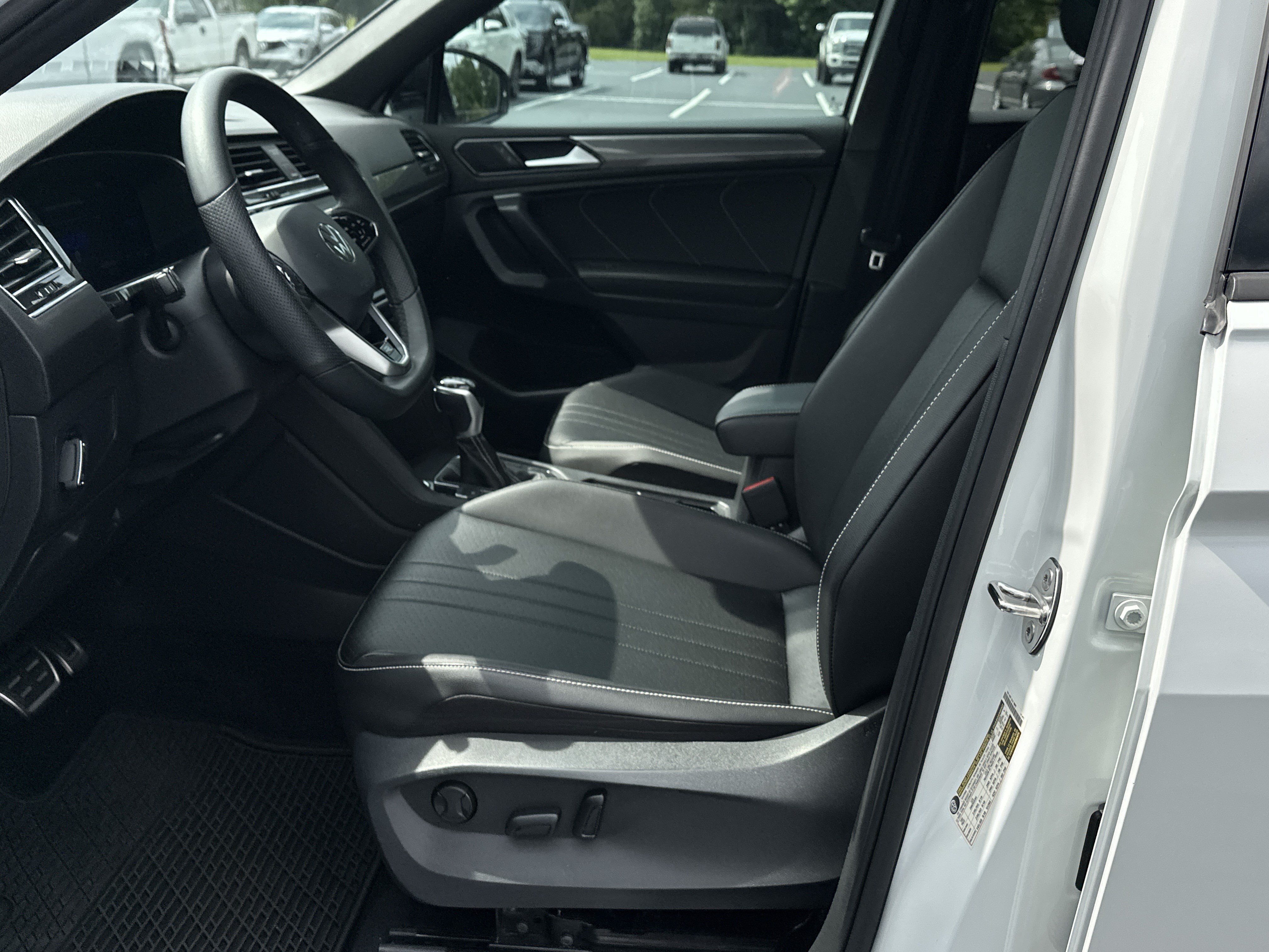 Used 2022 Volkswagen Tiguan SE R-Line FWD image 9
