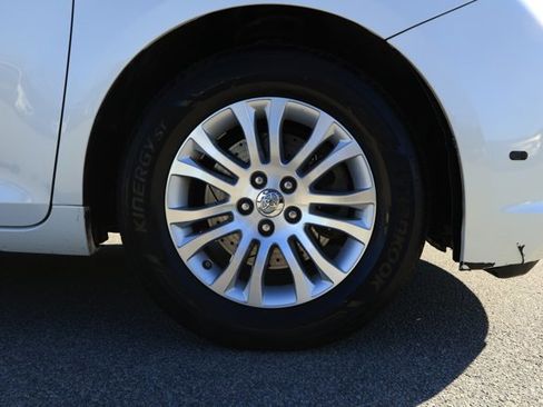 Used 2017 Toyota Sienna XLE image 5