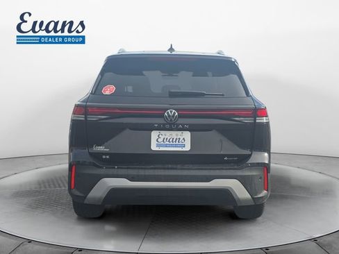 Certified 2025 Volkswagen Tiguan SE image 5