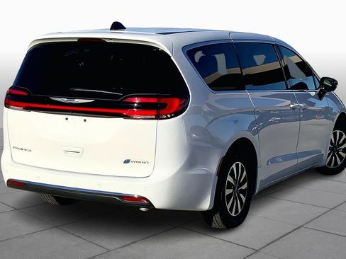 Used 2025 Chrysler Pacifica Select image 12