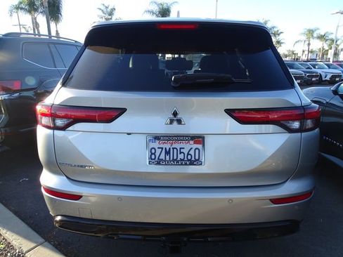 Used 2022 Mitsubishi Outlander SE image 3