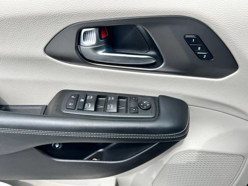 Used 2022 Chrysler Pacifica Touring-L w/ Uconnect Theater Family Group FWD image 22