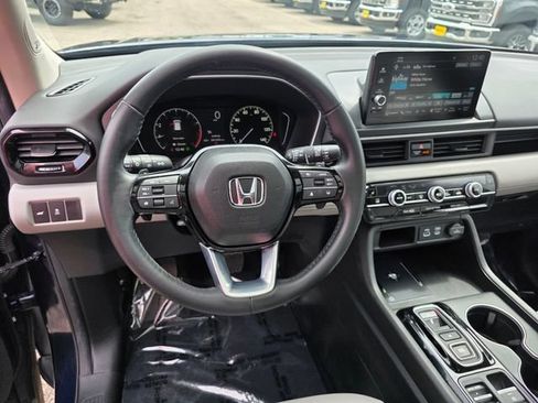 Used 2025 Honda Pilot Touring image 19