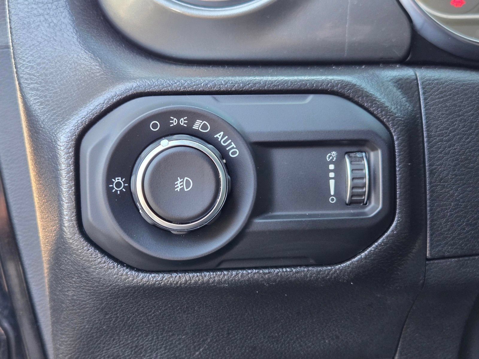 Used 2023 Jeep Wrangler Unlimited Sahara w/ Cold Weather Group AWD/4WD image 16