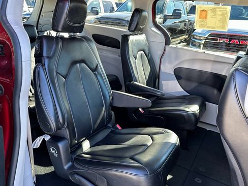 Used 2024 Chrysler Pacifica Touring-L FWD image 16
