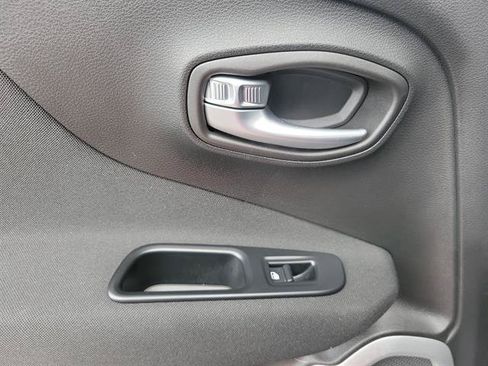 Used 2018 Jeep Renegade Latitude w/ Cold Weather Group FWD image 10