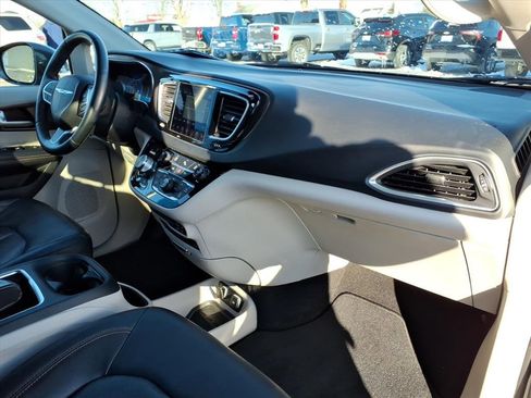 Used 2018 Chrysler Pacifica Touring-L Plus image 18