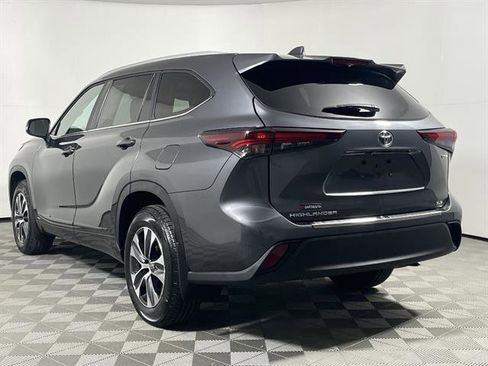 Certified 2025 Toyota Highlander XLE image 5