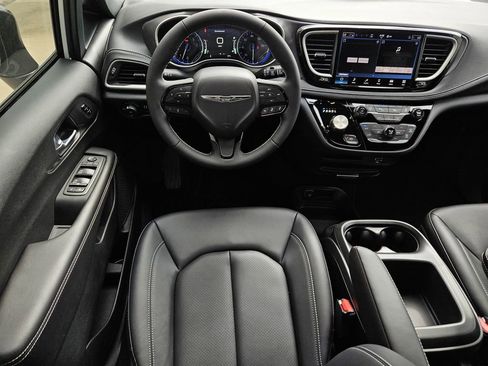 New 2026 Chrysler Pacifica Select image 11