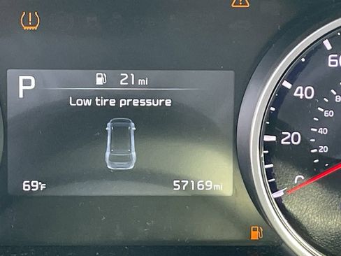 Used 2022 Kia Carnival LX w/ Paint Protection Package image 10