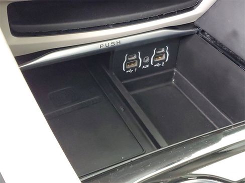 Used 2023 Chrysler Pacifica Limited image 24