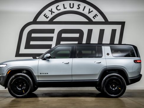 Used 2025 Rivian R1S Adventure Dual AWD/4WD image 6