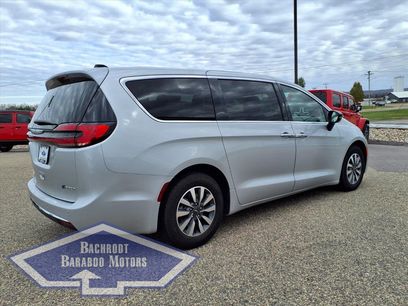 Used 2024 Chrysler Pacifica Select