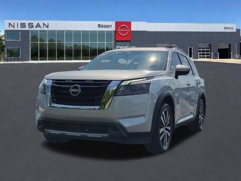 Certified 2025 Nissan Pathfinder Platinum FWD image 7