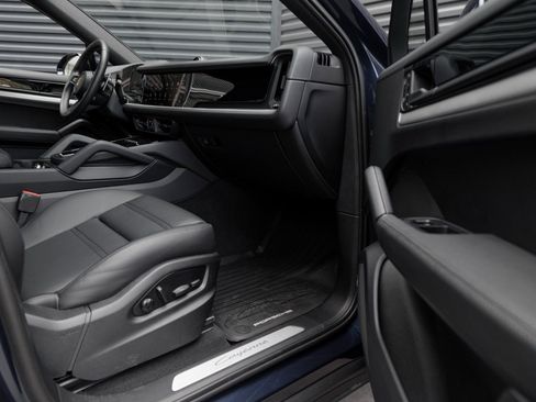 Certified 2025 Porsche Cayenne Coupe image 32