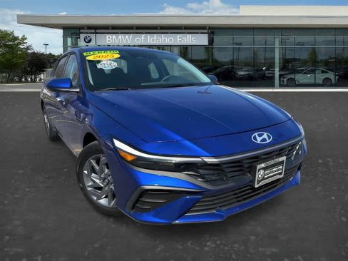 Used 2025 Hyundai Elantra Blue FWD image 2