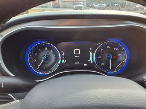 Used 2023 Chrysler Pacifica Touring-L image 23