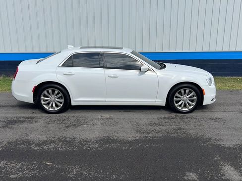 Used 2017 Chrysler 300 Limited w/ Value Package image 4