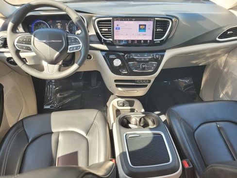 Used 2023 Chrysler Pacifica Touring-L FWD image 16