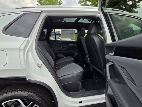 New 2026 Volkswagen Tiguan SEL R-Line AWD/4WD image 33