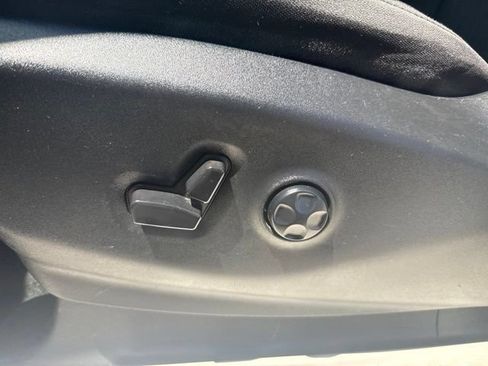 Used 2023 Chrysler Voyager LX FWD image 14