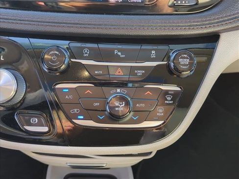 Used 2020 Chrysler Pacifica Limited image 24